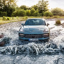 Porsche Cayenne im Wassergraben.