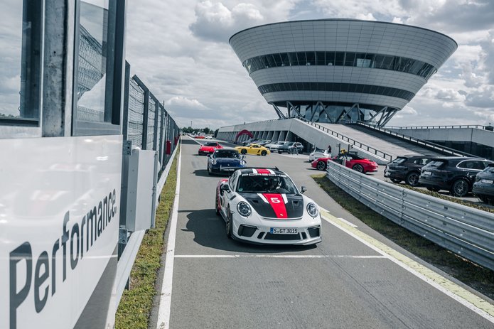 Porsche 911 GT3 RS: the race car for the circuit racetrack and everyday  driving - Porsche Newsroom